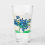 Vincent van Gogh IRISES UND ROSE trinken Glas<br><div class="desc">Dieses Trinkglas aus dem Impressionismus zeigt ein Gemälde von Vincent van Gogh IRISES UND ROSE,  die blass blauen Blumen und Rose in einer weißen Vase gemalt haben. Dieses wunderschöne van Gogh Trinkglas wird ein wunderbares Geschenk für sich,  Familie und Freunde.</div>