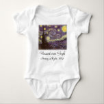 Vincent van Gogh - Starry Night Baby Strampler<br><div class="desc">Die Starry Night (1889) von Vincent van Gogh ist ein Vintager Post-Impressionismus der Kunstlandschaft Landschaftsmalerei. Der Blick auf eine Stadt in einem Tal bei Nacht mit den Wolken, den Sternen und einem schönen goldgelben Halbmond. Es wurde im Laufe des Tages aus der Erinnerung gemalt und ist van Goghs bekanntestes Gemälde....</div>
