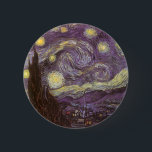 Vincent van Gogh - Starry Night Button<br><div class="desc">Die Starry Night (1889) von Vincent van Gogh ist ein Vintager Post-Impressionismus der Kunstlandschaft Landschaftsmalerei. Der Blick auf eine Stadt in einem Tal bei Nacht mit den Wolken, den Sternen und einem schönen goldgelben Halbmond. Es wurde im Laufe des Tages aus der Erinnerung gemalt und ist van Goghs bekanntestes Gemälde....</div>
