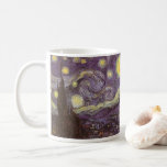 Vincent van Gogh - Starry Night Kaffeetasse<br><div class="desc">Die Starry Night (1889) von Vincent van Gogh ist ein Vintager Post-Impressionismus der Kunstlandschaft Landschaftsmalerei. Der Blick auf eine Stadt in einem Tal bei Nacht mit den Wolken, den Sternen und einem schönen goldgelben Halbmond. Es wurde im Laufe des Tages aus der Erinnerung gemalt und ist van Goghs bekanntestes Gemälde....</div>