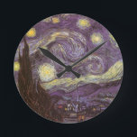 Vincent van Gogh - Starry Night Runde Wanduhr<br><div class="desc">Die Starry Night (1889) von Vincent van Gogh ist ein Vintager Post-Impressionismus der Kunstlandschaft Landschaftsmalerei. Der Blick auf eine Stadt in einem Tal bei Nacht mit den Wolken, den Sternen und einem schönen goldgelben Halbmond. Es wurde im Laufe des Tages aus der Erinnerung gemalt und ist van Goghs bekanntestes Gemälde....</div>