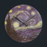 Vincent van Gogh - Starry Night Runde Wanduhr<br><div class="desc">Die Starry Night (1889) von Vincent van Gogh ist ein Vintager Post-Impressionismus der Kunstlandschaft Landschaftsmalerei. Der Blick auf eine Stadt in einem Tal bei Nacht mit den Wolken, den Sternen und einem schönen goldgelben Halbmond. Es wurde im Laufe des Tages aus der Erinnerung gemalt und ist van Goghs bekanntestes Gemälde....</div>