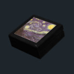 Vincent van Gogh - Starry Night Schmuckschachtel<br><div class="desc">Die Starry Night (1889) von Vincent van Gogh ist ein Vintager Post-Impressionismus der Kunstlandschaft Landschaftsmalerei. Der Blick auf eine Stadt in einem Tal bei Nacht mit den Wolken, den Sternen und einem schönen goldgelben Halbmond. Es wurde im Laufe des Tages aus der Erinnerung gemalt und ist van Goghs bekanntestes Gemälde....</div>
