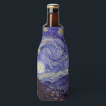 Vincent Van Gogh Starry Night Vintag Kunstkunst Flaschenkühler<br><div class="desc">Vincent van Gogh Starry Night Fine Art Painting Starry Night ist ein Gemälde des niederländischen post-impressionistischen Künstlers Vincent van Gogh. Der blaue Nachthimmel ist voll von wirbelnden Wolken, Sternen und einem hellen Halbmond. Die Sternennacht ist die einzige Nacht in der Serie von Ausblicken aus seinem Schlafzimmerfenster. Bewegung: Post-Impressionismus. Schöne, kunstvoll...</div>