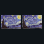 Vincent Van Gogh Starry Night Vintag Kunstkunst Kissenbezug<br><div class="desc">Vincent van Gogh Starry Night Fine Art Painting Starry Night ist ein Gemälde des niederländischen post-impressionistischen Künstlers Vincent van Gogh. Der blaue Nachthimmel ist voll von wirbelnden Wolken, Sternen und einem hellen Halbmond. Die Sternennacht ist die einzige Nacht in der Serie von Ausblicken aus seinem Schlafzimmerfenster. Bewegung: Post-Impressionismus. Schöne, kunstvoll...</div>