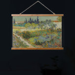 Vincent Van Gogh Vintag Garden at Arles Wandteppich Mit Holzrahmen<br><div class="desc">Ein bezaubernder Ausdruck von "Garten bei Arles", ein Öl auf Leinwand, das 1888 von Vincent van Gogh entworfen wurde. Vincent van Gogh (1853 - 1890) war ein niederländischer postimpressionistischer Maler, der in etwas mehr als einem Jahrzehnt etwa 2.100 Gemälde schuf, darunter etwa 860 Ölgemälde, von denen die meisten in den...</div>