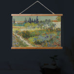 Vincent Van Gogh Vintag Garden at Arles Wandteppich Mit Holzrahmen<br><div class="desc">Ein bezaubernder Ausdruck von "Garten bei Arles", ein Öl auf Leinwand, das 1888 von Vincent van Gogh entworfen wurde. Vincent van Gogh (1853 - 1890) war ein niederländischer postimpressionistischer Maler, der in etwas mehr als einem Jahrzehnt etwa 2.100 Gemälde schuf, darunter etwa 860 Ölgemälde, von denen die meisten in den...</div>