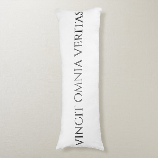 VINCIT OMNIA VERITAS BODY PILLOW SEITENSCHLÄFERKISSEN (Vorderseite Vertikal)