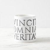 VINCIT OMNIA VERITAS - Leichte Magie-Tasse Verwandlungstasse (Mittel)