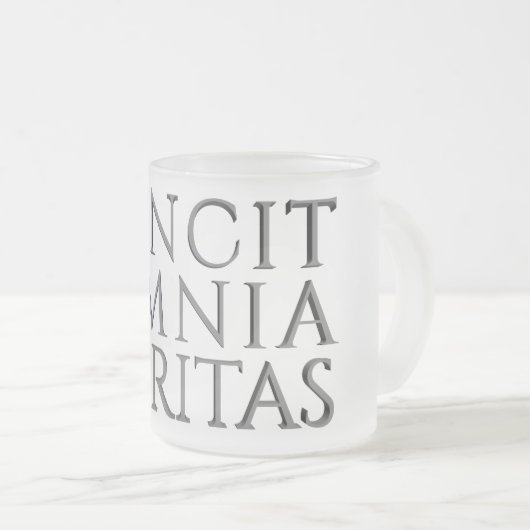 VINCIT OMNIA VERITAS - Leichter Mattierter Glass-K Mattglastasse (VorderseiteRechts)