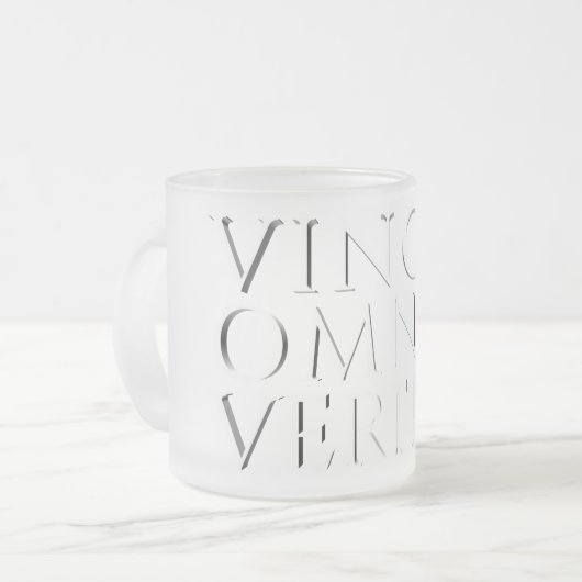 VINCIT OMNIA VERITAS - Leichter Mattierter Glass-K Mattglastasse (Vorderseite Links)