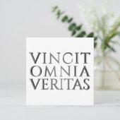 VINCIT OMNIA VERITAS - Licht (Stehend Vorderseite)