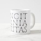 VINCIT OMNIA VERITAS - Licht Jumbo-Tasse (Vorderseite Rechts)