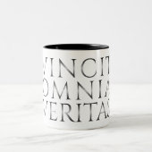 VINCIT OMNIA VERITAS - Licht Zweifarbige Tasse (Mittel)