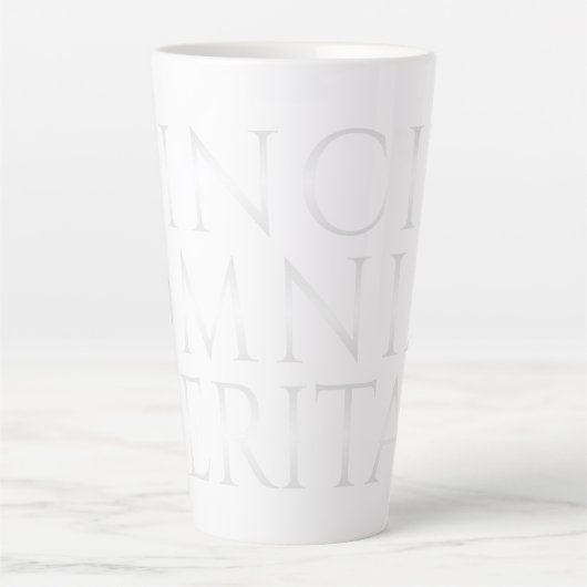 VINCIT OMNIA VERITAS - Light Latte Tasse (Vorderseite)