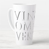 VINCIT OMNIA VERITAS - Light Latte Tasse (Linke Ecke)