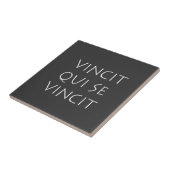 Vincit qui se vince fliese (Seite)