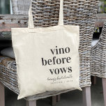 Vino Before Vows Wine Country Junggeselinnen-Absch Tragetasche<br><div class="desc">Herzlich willkommen im Bachelorette Wochenende in Ihrem Weinland mit diesen schicken und modernen personalisierten Taschen. Design-Features "vino before vows" in klassischer Serifenschrift mit Ihrem Event- oder Veranstaltungsnamen in handgeschriebenem kursiven Skript. Personalisieren Sie Ihre Daten mit dem Ortsnamen und/oder dem Jahr unten.</div>