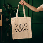 Vino vor Vows Brautparty Tragetasche<br><div class="desc">Das Vino vor Vows Brautparty Tote Bag, das perfekte Zubehör für jeden Brautparty oder Junggeselinnen-Abschied. Das Design verfügt über eine hübsche Holztafel mit köstlichen Fleisch-, Käse- und Obstsorten und einem "Vino vor Vows"-Text. Die Tasche ist aus hochwertiger, haltbarer Baumwolle-Leinwand gefertigt und sowohl stilvoll als auch praktisch gestaltet. Es eignet sich...</div>