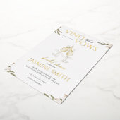 Vino vor Vows Gold White Floral Brautparty Folieneinladung (Gedreht)