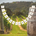 Vino vor Vows Weißes Brautparty Wimpelkette<br><div class="desc">Das Vino vor Vows Brautparty Bunting Flags, die perfekte Dekoration für jedes Brautparty oder jeden Junggeselinnen-Abschied. Das Design verfügt über eine hübsche Holztafel mit köstlichen Fleisch-, Käse- und Obstsorten und einem "Vino vor Vows"-Text. Die Fahnen sind aus hochwertigem, langlebigem Papier gefertigt und kommen vorgestanzt auf einem Band, bereit zum Aufhängen....</div>