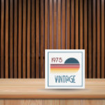 Vintag 1975 Retro Stripe Sun 50. Geburtstag Einladung<br><div class="desc">.: Spaß Primärfarben in diesem Retro-Streifen Sonnenuntergang-Design mit Jahr und das Wort Vintag,  beide können geändert werden. Sie können sowohl den Text als auch den Schriftart anpassen! .: Koordinationsgegenstände sind verfügbar .: Andere Jahre bereits entworfen sind auch in meinem Shop erhältlich.</div>