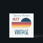 Vintag 1977 Retro Stripe Sun 50. Geburtstag Einladung<br><div class="desc">.: Spaß Primärfarben in diesem Retro-Streifen Sonnenuntergang-Design mit Jahr und das Wort Vintag,  beide können geändert werden. Sie können sowohl den Text als auch den Schriftart anpassen! .: Koordinationsgegenstände sind verfügbar .: Andere Jahre bereits entworfen sind auch in meinem Shop erhältlich.</div>