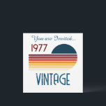 Vintag 1977 Retro Stripe Sun 50. Geburtstag Einladung<br><div class="desc">.: Spaß Primärfarben in diesem Retro-Streifen Sonnenuntergang-Design mit Jahr und das Wort Vintag,  beide können geändert werden. Sie können sowohl den Text als auch den Schriftart anpassen! .: Koordinationsgegenstände sind verfügbar .: Andere Jahre bereits entworfen sind auch in meinem Shop erhältlich.</div>