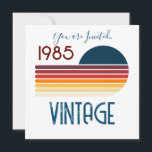 Vintag 1985 Retro Stripe Sun 40. Geburtstag Einladung<br><div class="desc">.: Spaß Primärfarben in diesem Retro-Streifen Sonnenuntergang-Design mit Jahr und das Wort Vintag,  beide können geändert werden. Sie können sowohl den Text als auch den Schriftart anpassen! .: Koordinationsgegenstände sind verfügbar .: Andere Jahre bereits entworfen sind auch in meinem Shop erhältlich.</div>