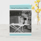 Vintag "50er Girl Ironing Happy Birthday Karte (Gelbe Blume)
