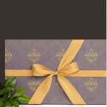 Vintag antike Smoky Mauve Medallion Geschenkpapier<br><div class="desc">Senden Sie eine süße Nachricht mit diesem schönen Vintagen Stil Design. Antikes,  rauchiges mauves Damastmuster mit goldfarbenen Medaillons. Ihre Geschenke werden Vintag und romantisch aussehen. Perfekt für Mütter Tag,  Valentinstag,  Geburtstage,  Babyduschen.</div>