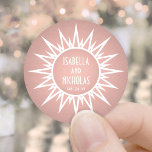 Vintag Art Deco Sunburst Rosa Rose Hochzeit Runder Aufkleber<br><div class="desc">Mit diesen Rosa Rosa Rosa Gold Imitate und den Rundklebern wird eine schicke Touch zum Veredeln von Umschlägen und Gastgeschenken hinzugefügt. Das Design besticht durch stilvolle Vintage Typografiebezeichnungen aus den 20er und 30er Jahren inmitten eines geometrischen Deko-Sonnenbursts. Text ist einfach anzupassen. Diese eleganten Labels bilden eine stilvolle und moderne Ergänzung...</div>
