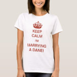 Vintag Behalt Calm ich heirate einen Dänen! T-Shirt<br><div class="desc">Vintage Abbildung Englisch Keep Calm und Carry On Design geändert für die neue Braut zu sein! Behalt mir,  ich heirate einen Dänen! Jede Braut sollte sich wie eine Prinzessin fühlen,  komplett mit einer königlichen Krone! Herzlichen Glückwunsch! Ein lustiger Weg,  um Freunden und Familie lassen,  dass Sie heiraten.</div>