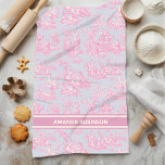 Vintag-blaue Rosa-Toile-de-jouc-gedruckt Geschirrtuch<br><div class="desc">Vintages blaues rosa de jouy bedrucktes Küchentuch. Dieses Vintage Küchenhandtuch wird durch die exquisiten Designs französischer Landschaftsbilder inspiriert. Die schönen,  eleganten und raffinierten Toilabdrücke sind im Augenblick ein Alltagswut. Die Designs sind klassisch und romantisch mit stilvollen Farben. Das perfekte Geschenk zum Geburtstag,  Valentinstag,  Weihnachten oder zu jeder anderen Gelegenheit.</div>