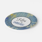 Vintag Blue Denim Fifty & FABULOUS Geburtstag Pappteller (Schrägansicht)