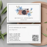 Vintag Blue Floral Camera QR Code Fotograf Visitenkarte<br><div class="desc">Berufliche Visitenkarte für Fotografen mit einer wunderschönen Vintagen Kamera. Fügen Sie Ihren Namen und Ihre Kontaktdaten hinzu,  um einen bleibenden ersten Eindruck zu machen.</div>