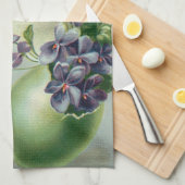Vintag blühende violette Blumen in einem Ostereier Geschirrtuch (Viertel Falte)
