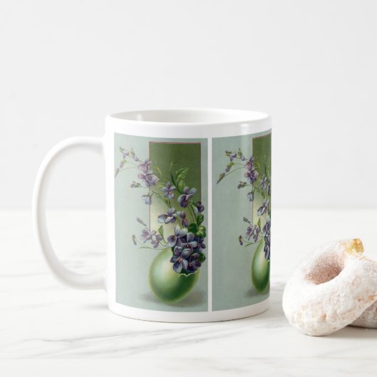 Vintag blühende violette Blumen in einem Ostereier Kaffeetasse (Mit Donut)