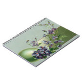 Vintag blühende violette Blumen in einem Ostereier Notizblock (Linke Seite)