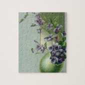 Vintag blühende violette Blumen in einem Ostereier Puzzle (Vertikal)