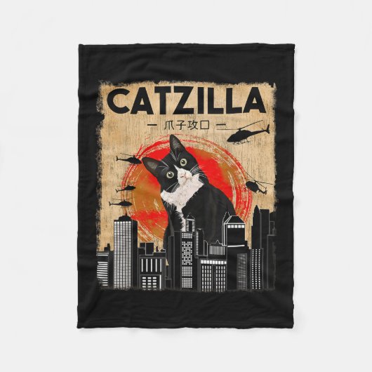 Vintag Catzilla - Funny Tuxedo Cat and Kitten Fleecedecke (Vorderseite)