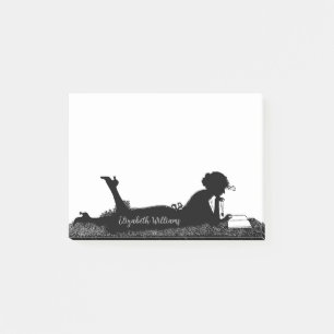 Vintag Chic Young Woman Reading a Book with Name Post-it Klebezettel