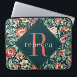 Vintag Coral Floral William Morris Monogram Laptopschutzhülle<br><div class="desc">Dieses schlichte und dennoch elegante Design besticht durch ein elegantes, von William Morris inspiriertes Muster in Salbei, Pfirsichkorallen und cremefarbenen Blumen. Schützen Sie Ihren Laptop oder Ihr Tablett im Auge. Fügen Sie einen Namen hinzu, um ihn zu personalisieren. Macht ein großartiges Weihnachts- oder Muttertagsgeschenk. Erstellt von der einfachen Farmhouse Press....</div>