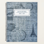 Vintag Denim Eiffel Tower Name Planer<br><div class="desc">Dieses stilvolle Planerheft zeichnet sich durch ein Vintages Denim-Design aus. Dazu gehören Zeichnungen des Eiffelturms, eine Taschenuhr, Schreibmaschine, Porto-Briefmarke und vieles mehr. Einfach zu personalisieren für jeden Gebrauch - ein Geschenk, zurück zur Schule, Uni, Teens, Mütter etc.! Die Rückseite weist das gleiche Hintergrunddesign wie die Vorderseite auf. Ideal für jemanden,...</div>
