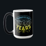 Vintag Funny 70 Jahre alt Sprichwort Zitat Verwandlungstasse<br><div class="desc">Vintages Retro 70. Geburtstagsdesign im dekorativen Zierstil mit bedrückter Wirkung auf den Text. Das sonnige sarkastische 70 Jahre alte Sprichwort zitiert mit einer Phase gesegnet von Gott für 70 Jahre in blauen und gelben Farbverlauf Farben. Perfect Happy Birthday Geschenkidee für Vater,  Mama,  Friend Oma,  Opa,  Onkel und Tante.</div>