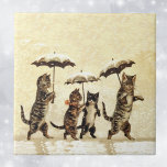 Vintag gestreifte Katzen Schnee Fliese<br><div class="desc">Dieses Vintage-Bild hat vier Katzen,  die im Schnee stehen und ihren Schirm halten. Sie sind braune gestreifte Katzen und der Hintergrund ist ein blassgelb mit fallendem Schnee. Sehen Sie in meinem Shop Art by MAR nach,  um Produkte mit diesem Design zu kombinieren.</div>