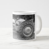 Vintag-Grauschnecke Jumbo-Tasse (Vorderseite Rechts)