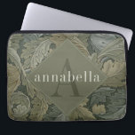 Vintag Green Foliage William Morris Monogram Laptopschutzhülle<br><div class="desc">Dieses schlichte und dennoch elegante Design besticht durch ein dunkles,  elegantes William Morris inspiriertes Blumenmuster in schlauen grünen Tönen. Behalt deinen Laptop mit Stil geschützt. Fügen Sie einen Namen hinzu,  um ihn zu personalisieren. Macht ein großartiges Weihnachts- oder Muttertagsgeschenk. Erstellt von der einfachen Farmhouse Press.</div>