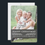 Vintag Happy Christmas Foto Card Chalkboard Feiertagskarte<br><div class="desc">Frohe Weihnachten personalisierbaren Namen und Fotokarte in rustikalem Landchalkboard Muster mit Vintagen Details. Fügen Sie Ihren eigenen Text zu dieser Karte,  um eine einzigartige Weihnachtsgrüße für Freunde und Familie zu schaffen.</div>