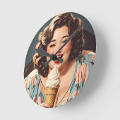 Vintag Happy Woman Eating Ice Creme Runde Wanduhr (Winkel)